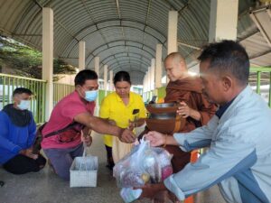 ร่วมทำบุญใส่บาตรทุกวันศุกร์